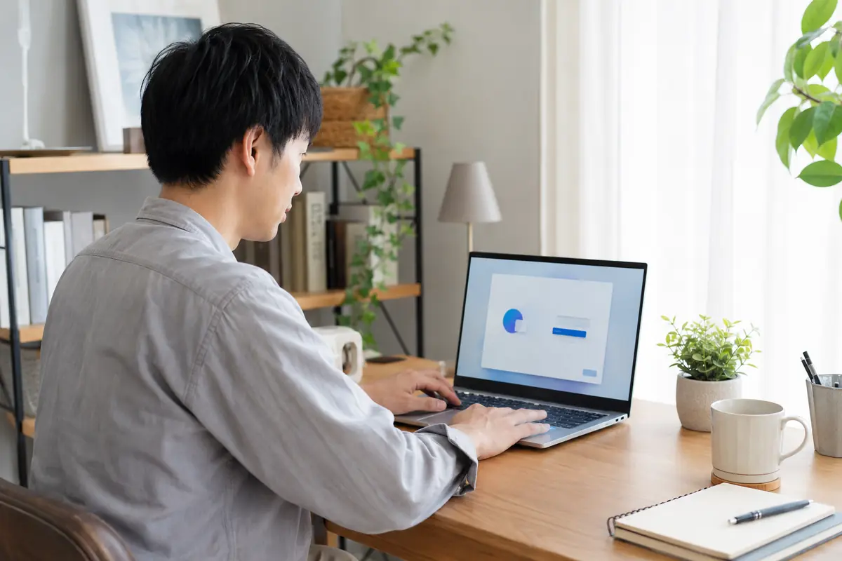 新しいWindowsパソコンの初期設定を行う様子