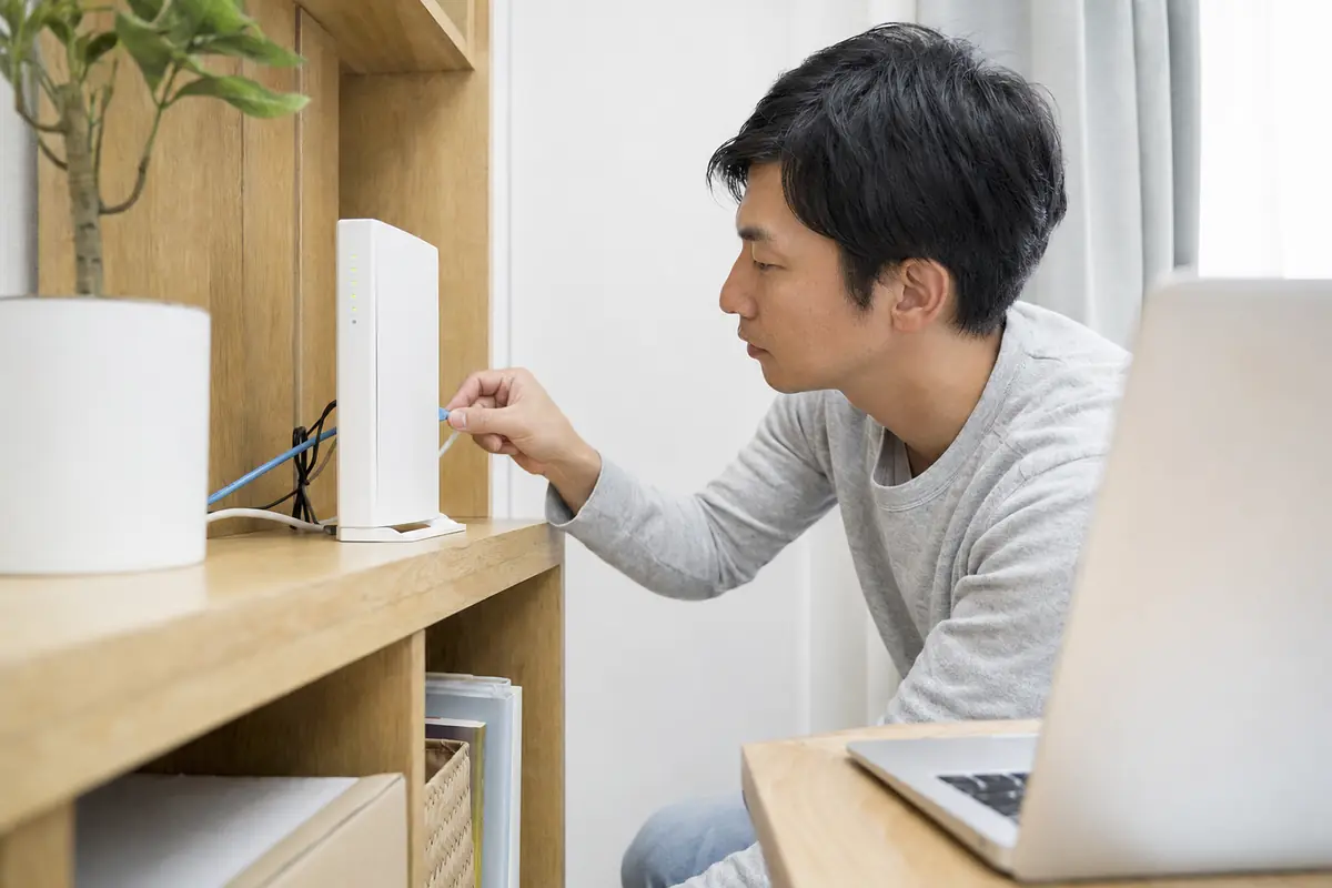 家庭のWi-Fiルーターを確認する様子