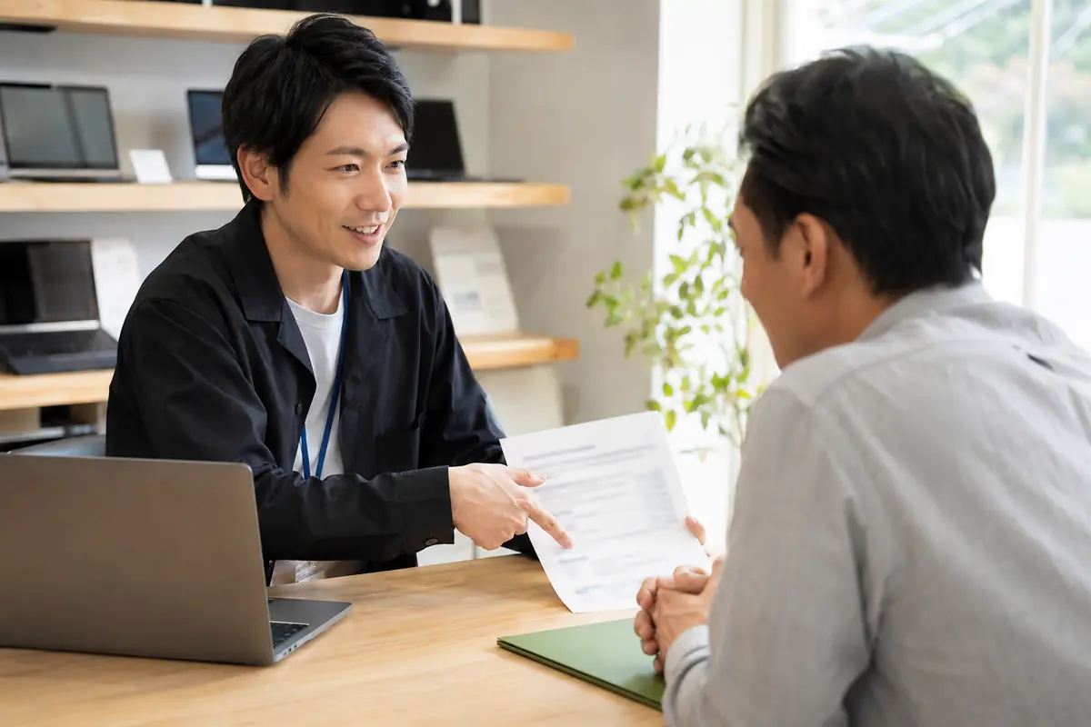 保証とサポートの説明を受ける様子
