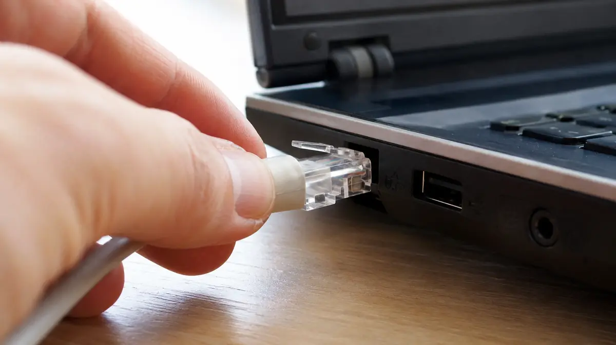 カチッと音がするまで、パソコン側とルーター側の両方を挿し直します