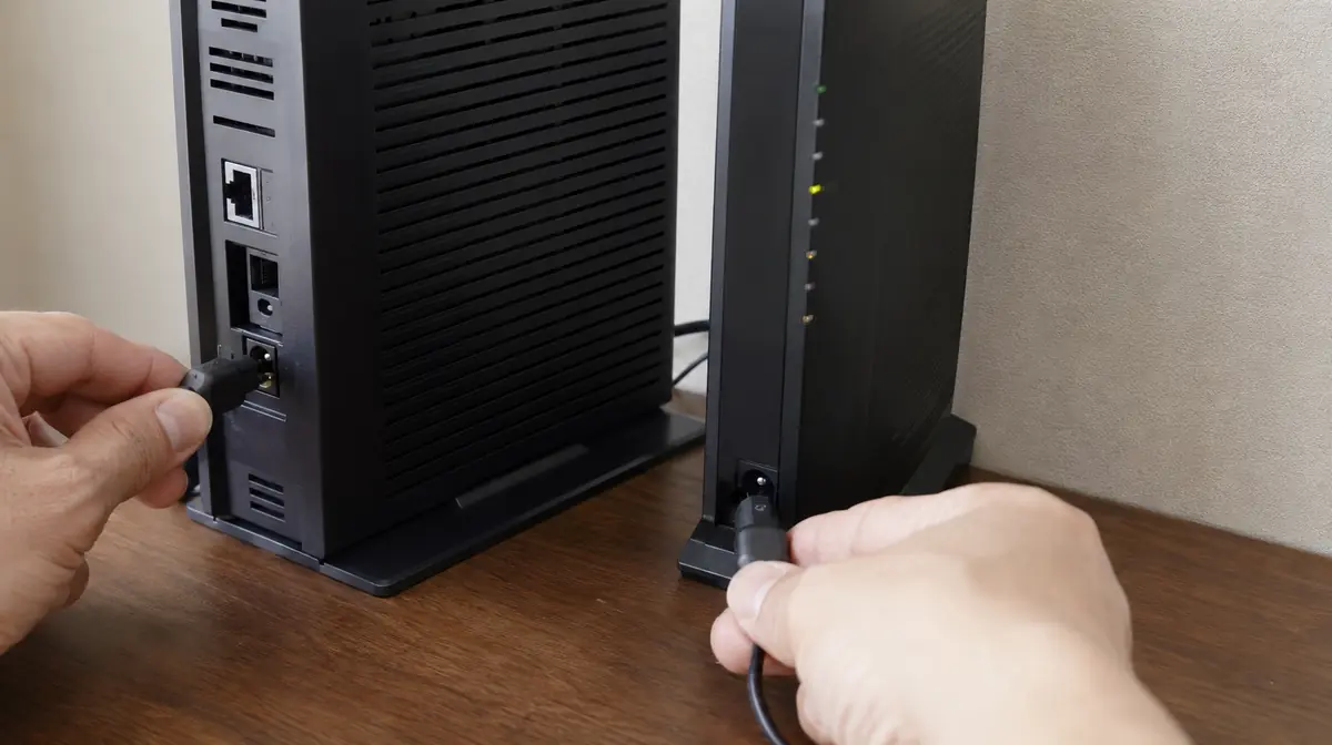 ルーターとモデムは、電源を抜いて1分待ってから挿し直します