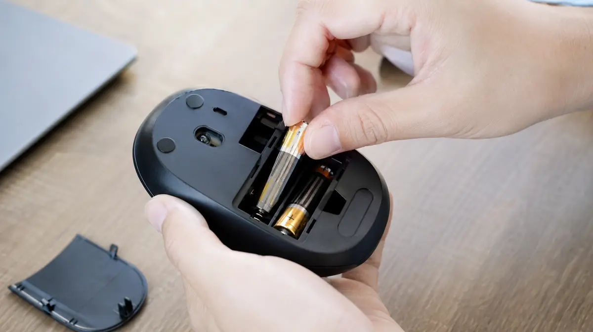ワイヤレスマウスは電池切れで突然反応しなくなります。まず電池を交換します