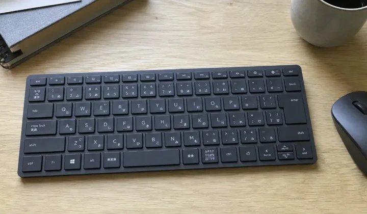 キーボードを操作しているところ