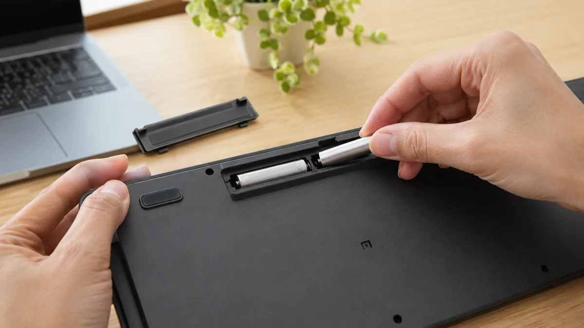 ワイヤレスキーボードは、裏ぶたを開けて電池を新しいものに入れ替えます。