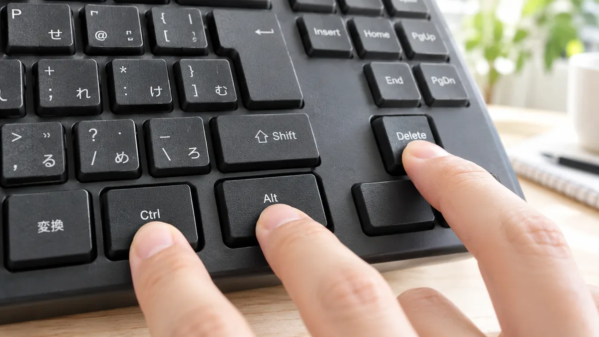 Ctrl・Alt・Delete の3つを同時に押すと、タスクマネージャーを開く画面に切り替わります。