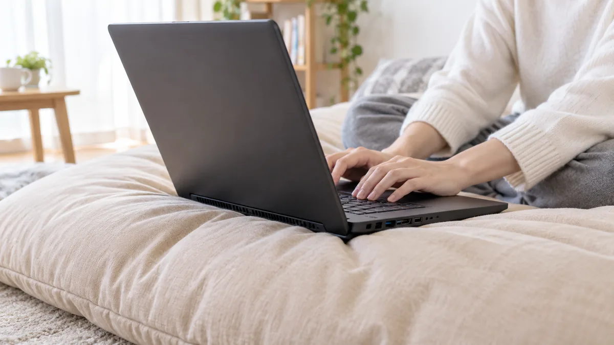 布団やクッションの上で使うと、底面の吸気口がふさがって熱がこもります。